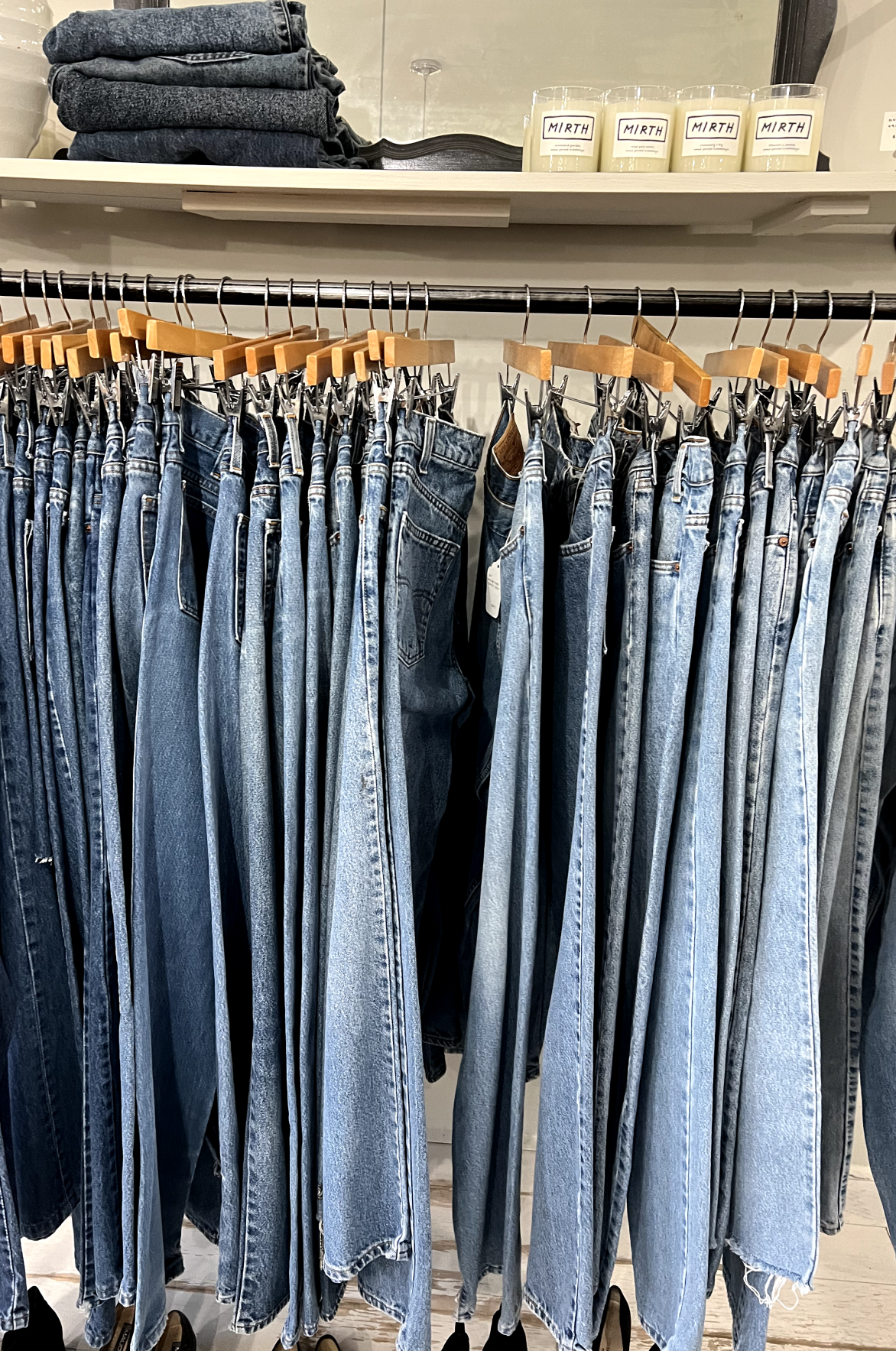 NYC is a wonderful place if you are into vintage shopping and finding the perfect 501 Levi's. Scroll down below to know our favorite spots for treasure hunting 